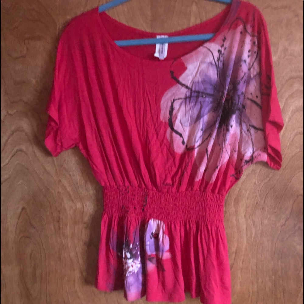 Short sleeved top